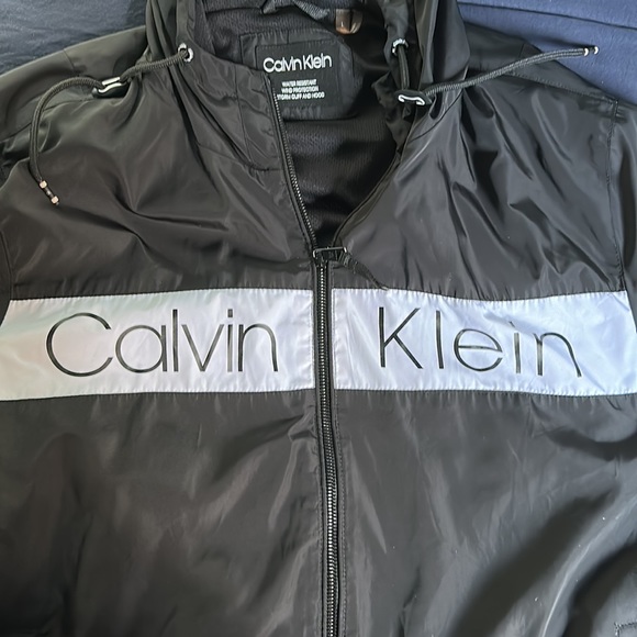 Black Calvin Klein large wind protector / water resistant size large. 10/10 - Picture 3 of 4